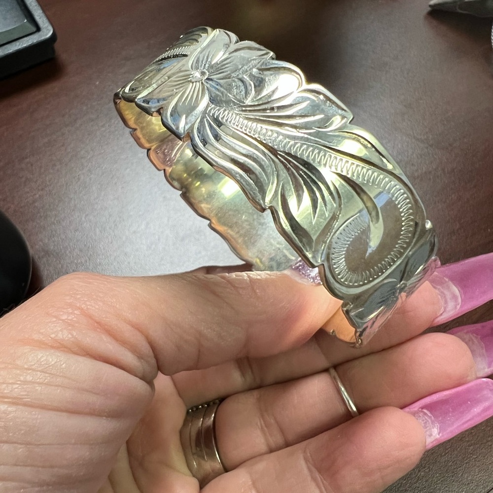 Silver bracelet with flowers